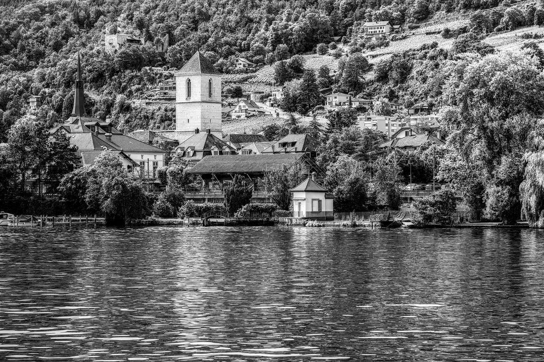 Homes on a hillside above the lake in the Okanagan valley